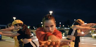 ROSALÍA, com sua fusão pop hipnótica de flamenco e trap, lança o clipe de “Malamente”