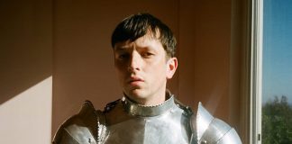 Totally Enormous Extinct Dinosaurs retorna com o single “Leave a Light On”