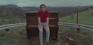 Tim Bernardes desmonta um piano, peça por peça, no videoclipe de “Recomeçar”
