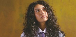 Alessia Cara lança a inédita “A Little More” e mostra clipe com coleção de vídeos caseiros
