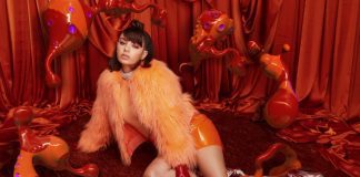 Charli XCX planeja uma noite de farra com as amigas na frenética “Girls Night Out”