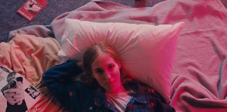 Hatchie vive num mundo de sonhos e fantasias juvenis no videoclipe de “Sleep”