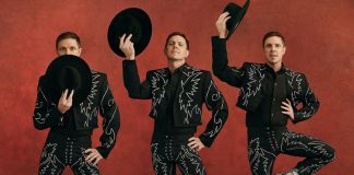 Jake Shears, do Scissor Sisters, mostra o single “Sad Song Backwards” do álbum solo