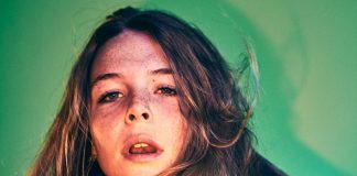 Maggie Rogers revela sua empatia e aura pop groove no single “Give A Little”