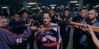 ROSALÍA está presa num poema visual sobre ciúmes no clipe de “Pienso En Tu Mirá”