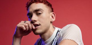 Years and Years comanda um programa de TV no vídeo de “All For You”