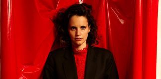 Anna Calvi abraça sua masculinidade no single e videoclipe de “As A Man” do álbum ‘Hunter’
