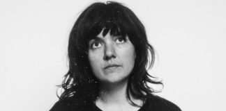Courtney Barnett revela sua rotina de trabalho no videoclipe de “Charity”