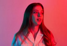 Jade Bird exala raiva e tensão no colorido clipe de “Uh Huh” e mostra cover de The Bangles