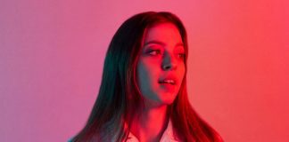 Jade Bird exala raiva e tensão no colorido clipe de “Uh Huh” e mostra cover de The Bangles