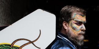 John Grant solta os cachorros no videoclipe de “Love Is Magic”