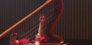 John Grant mostra as inéditas e distintas “He’s Got His Mother’s Hips” e “Touch & Go”