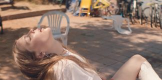 Maggie Rogers encontra maneiras de curtir o verão com as amigas no clipe de “Give A Little”