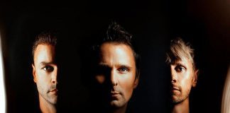 Muse anuncia o álbum ‘Simulation Theory’ com clipe oitentista de “The Dark Side”