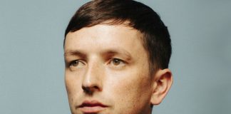 Totally Enormous Extinct Dinosaurs mira as pistas de dança com o single “Body Move”