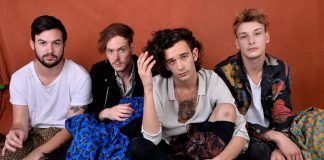 The 1975 lança o single “TooTimeTooTimeTooTime” do álbum ‘A Brief Inquiry Into Online Relationships’