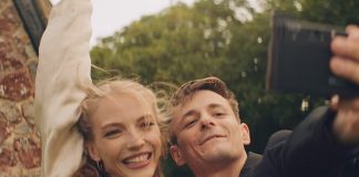 The Kooks mostra uma história de amor tocante no videoclipe de “No Pressure”