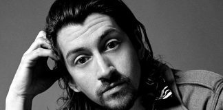 Arctic Monkeys apresenta cover de Stephen Fretwell em sessão especial