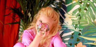 Cherryade prevê o futuro numa bola de cristal no videoclipe de “Got You Good”