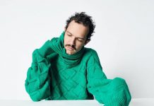 Darwin Deez precisa ensinar sobre a vida aos seus clones no videoclipe de “Say It First”