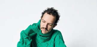 Darwin Deez precisa ensinar sobre a vida aos seus clones no videoclipe de “Say It First”