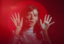 Natalie Prass e esculturas presidenciáveis abandonadas no videoclipe de “The Fire”
