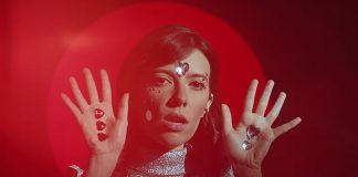 Natalie Prass e esculturas presidenciáveis abandonadas no videoclipe de “The Fire”