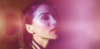 St. Vincent desacelera a faixa “Slow Disco”, do álbum ‘Masseduction’, em nova versão