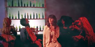 Eleanor Friedberger alterna em mundos no videoclipe de “It’s Hard”