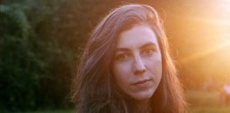 Julia Holter revela a brilhante “Words I Heard”, faixa do álbum ‘Aviary’
