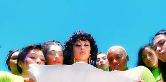 Kali Uchis está em busca de um tesouro no videoclipe de “Just A Stranger”