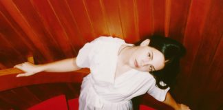 Lana Del Rey apresenta a delicada e amorosa “How To Disappear” ao vivo