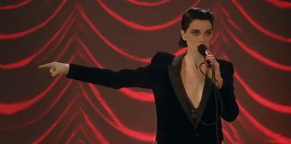St. Vincent apresenta videoclipe de “Savior”, na versão do álbum ‘MassEducation’