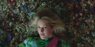 Ellie Goulding vive um conto de fadas no videoclipe de “Close To Me”