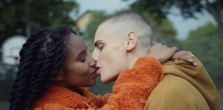 Robyn valoriza as amizades e os amores no clipe de “Send To Robin Immediately”
