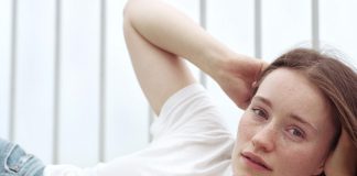 Sigrid encontra beleza no término de uma relação em “Don’t Feel Like Crying”