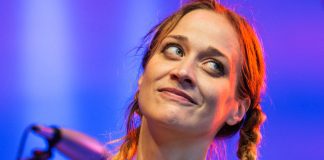 Fiona Apple encoraja outros artistas a doarem dinheiro à caridade com músicas