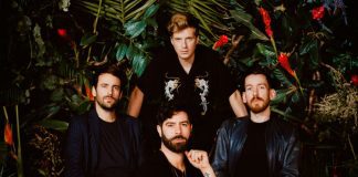 Foals apresenta as viagens e bastidores da banda no clipe vintage de “Cafe D’Athens”