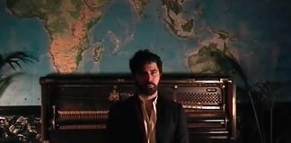 Foals mostra videoclipe vintage e despojado de “Moonlight”