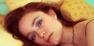 Sigrid faz festa sozinha numa sala de espera no clipe de “Don’t Feel Like Crying”