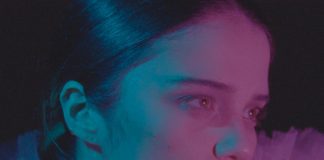 Após seis anos, Sky Ferreira volta com o single “Downhill Lullaby”