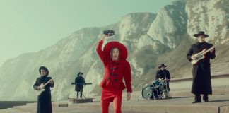 Aldous Harding inspira-se em Alejandro Jodorowsky no videoclipe de “Fixture Picture”