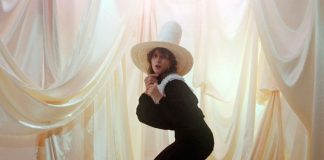 Aldous Harding lança o clipe de “The Barrel” e anuncia o álbum ‘Designer’