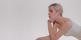Carly Rae Jepsen lança a fofa “Julien” e revela detalhes do álbum ‘Dedicated’