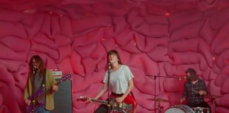 Courtney Barnett nos leva para dentro de sua cabeça no clipe de “Everybody Here Hates You”