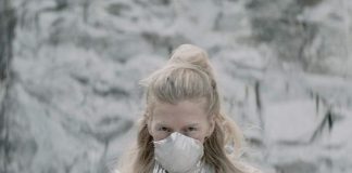 ionnalee segue sua jornada insólita no videoclipe de “Some Body”