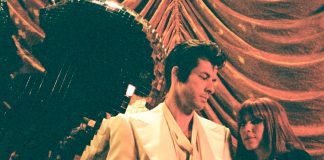 Lykke Li e sua obsessão por Mark Ronson no clipe de “Late Night Feelings”