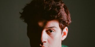 Omar Apollo anuncia EP e lança a faixa-título “Friends”