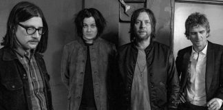 The Raconteurs incendeia “Hey Gyp (Dig The Slowness)”, um cover de Donovan, com seu blues rock