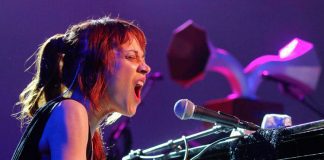Fiona Apple lança cover de “In My Room” do The Beach Boys e “It Won’t Be Wrong” do The Byrds